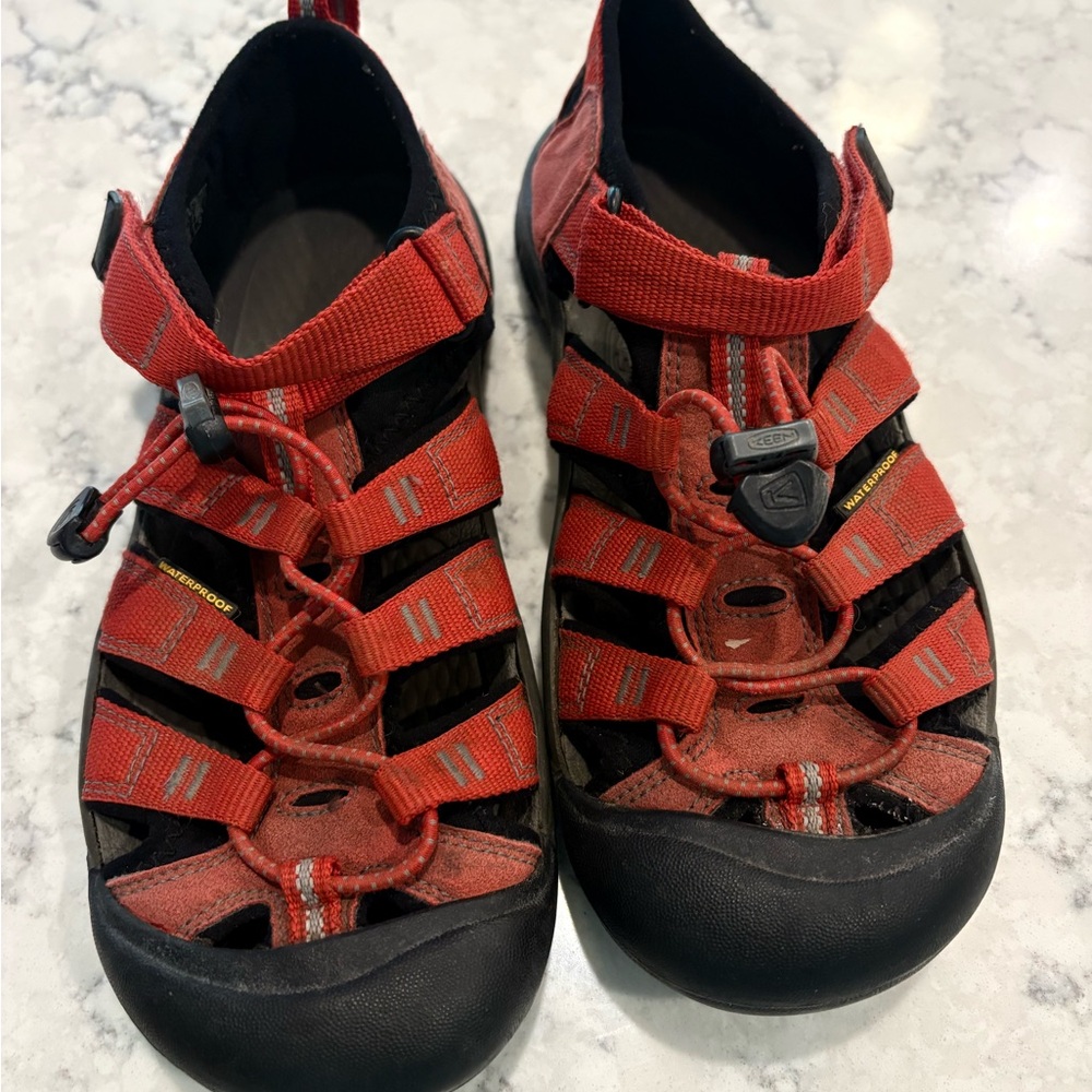 Boy’s KEEN Hiking Waterproof Sandals Size 4 RED (9A4)